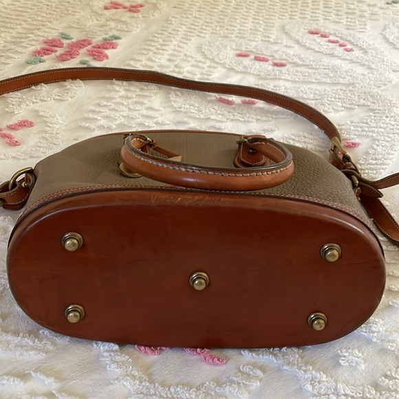 Beautiful Vintage Dooney&Bourke Dome Satchel..Taupe with British Tan details. - Picture 3 of 13